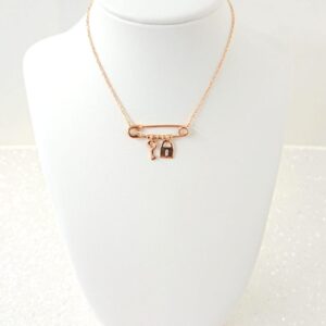 Collana in oro rosa con spilla
